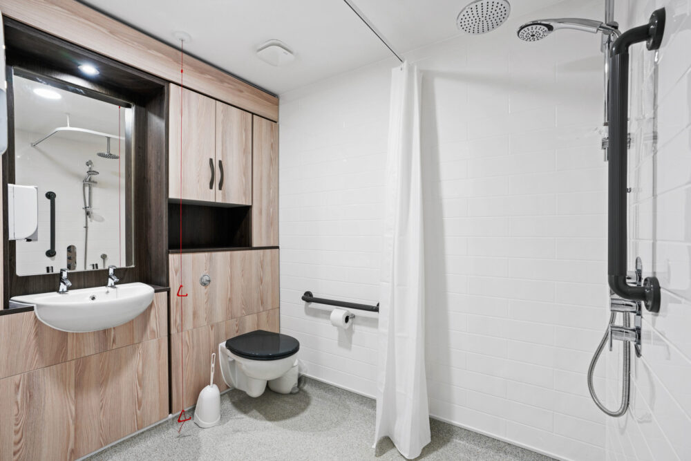 En-suite wet room with walk-in shower